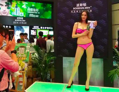 美容展可比车展,比基尼女郎吸睛有道